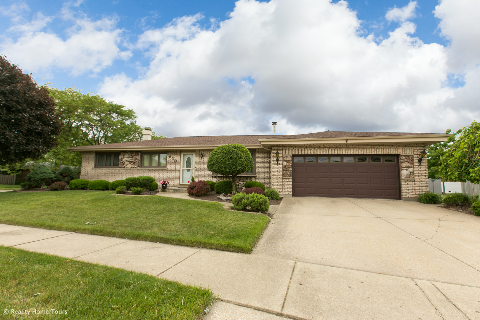 Property Photo:  510 Flint Trail  IL 60188 