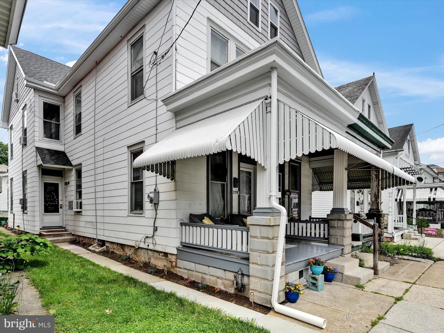 Property Photo: 239 W Franklin Street PA 17522