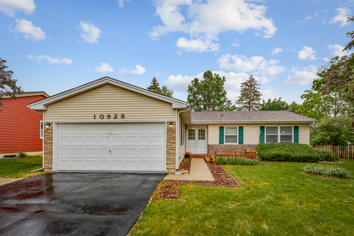 Property Photo: 10928 Janice Drive IL 60142