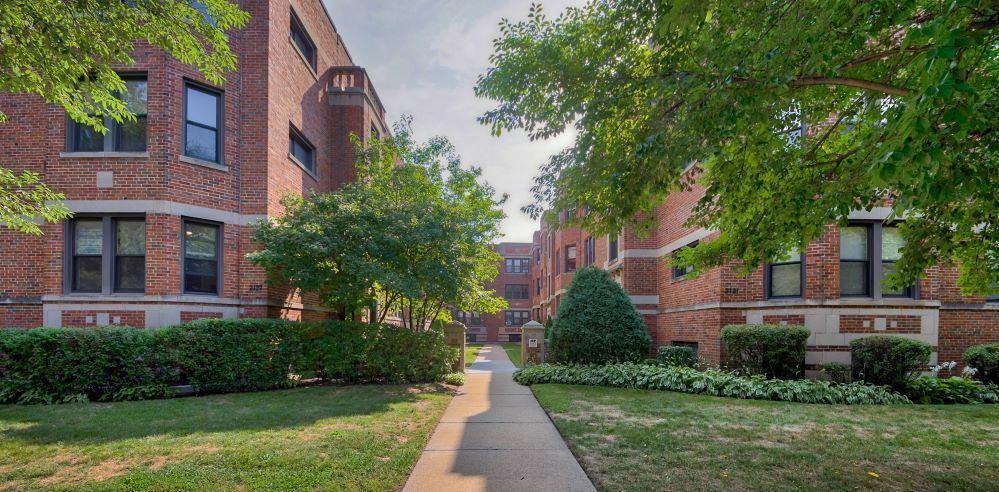 Property Photo: 2131 Ridge Avenue 2H IL 60201