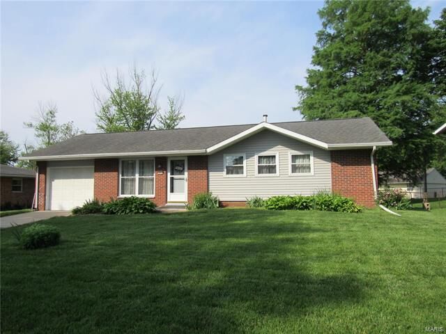 Property Photo:  311 Lakeside Dr   62035 