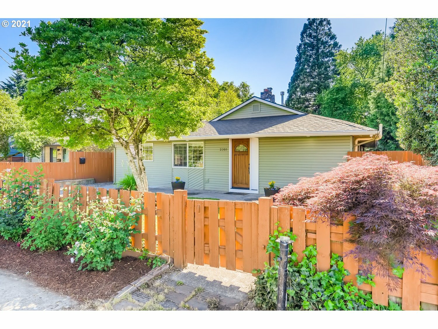 Property Photo:  2203 SE 85th Ave  OR 97216 