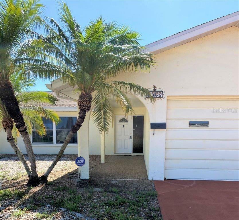 Property Photo:  6509 Santiago Court  FL 33572 