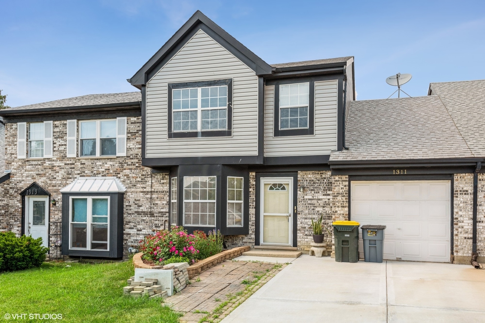 Property Photo: 1311 Oriole Trail 1311 IL 60188