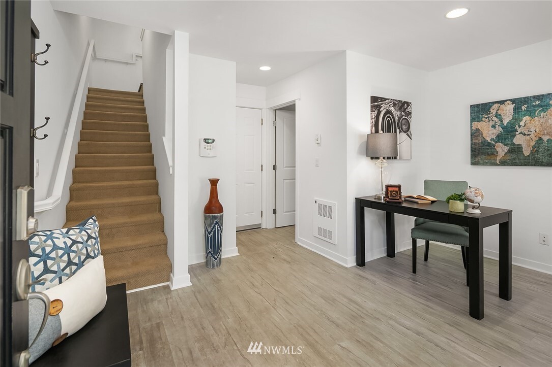 Property Photo: 433 Federal Avenue E WA 98102