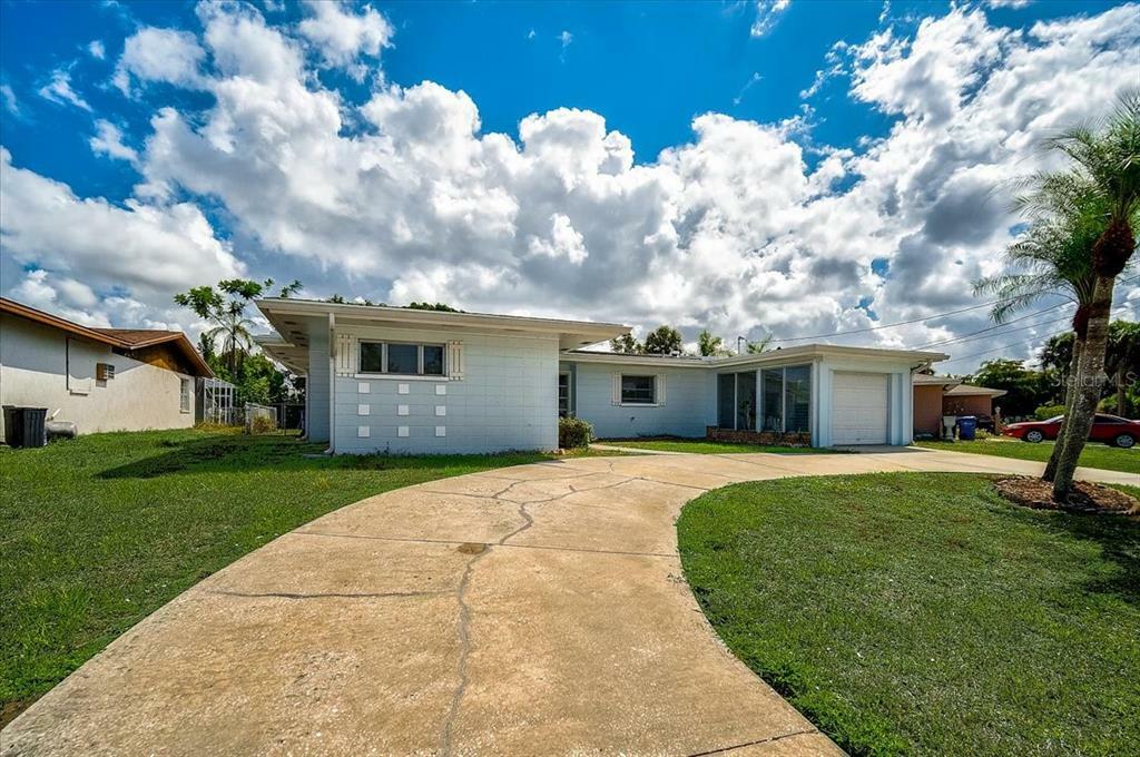 Property Photo: 437 Driftwood Road FL 34293