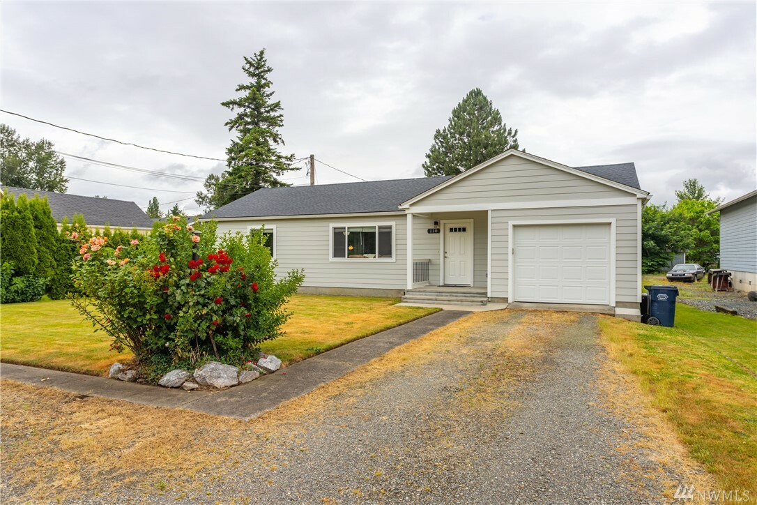 Property Photo:  110 Morton St  WA 98295 