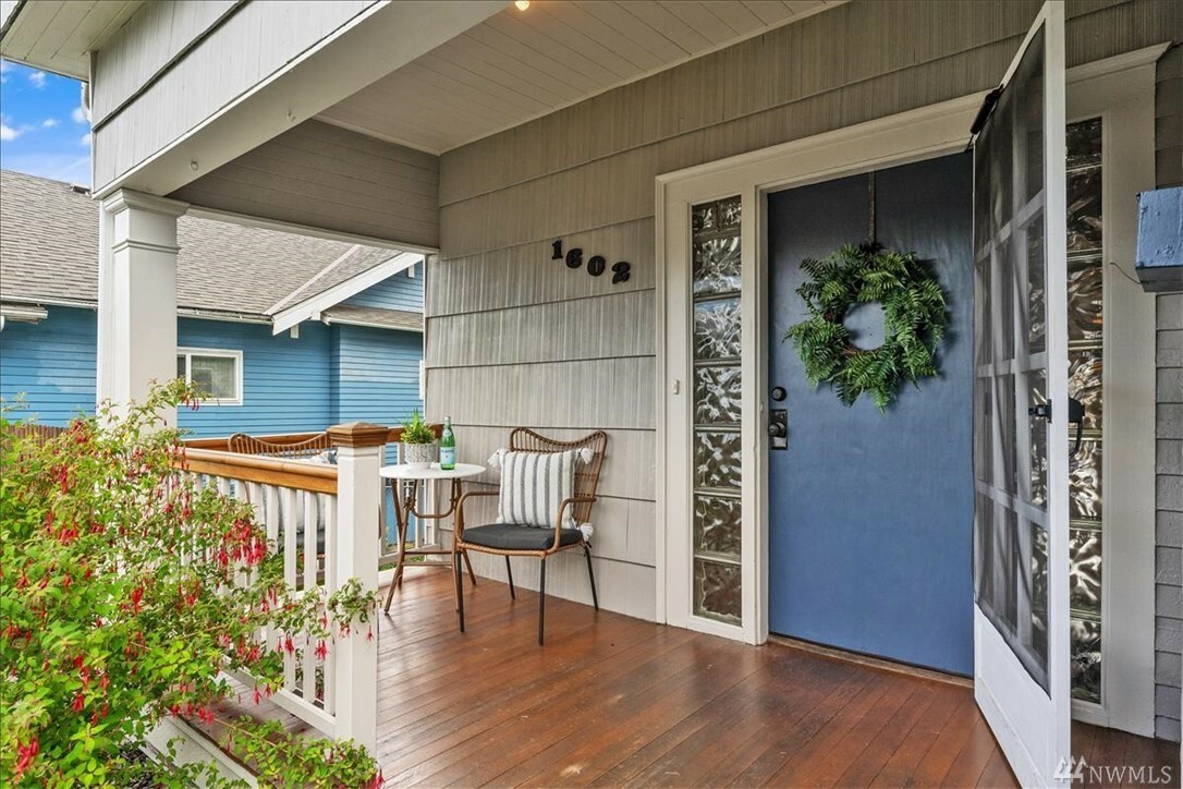 Property Photo: 1602 Rockefeller Ave WA 98201