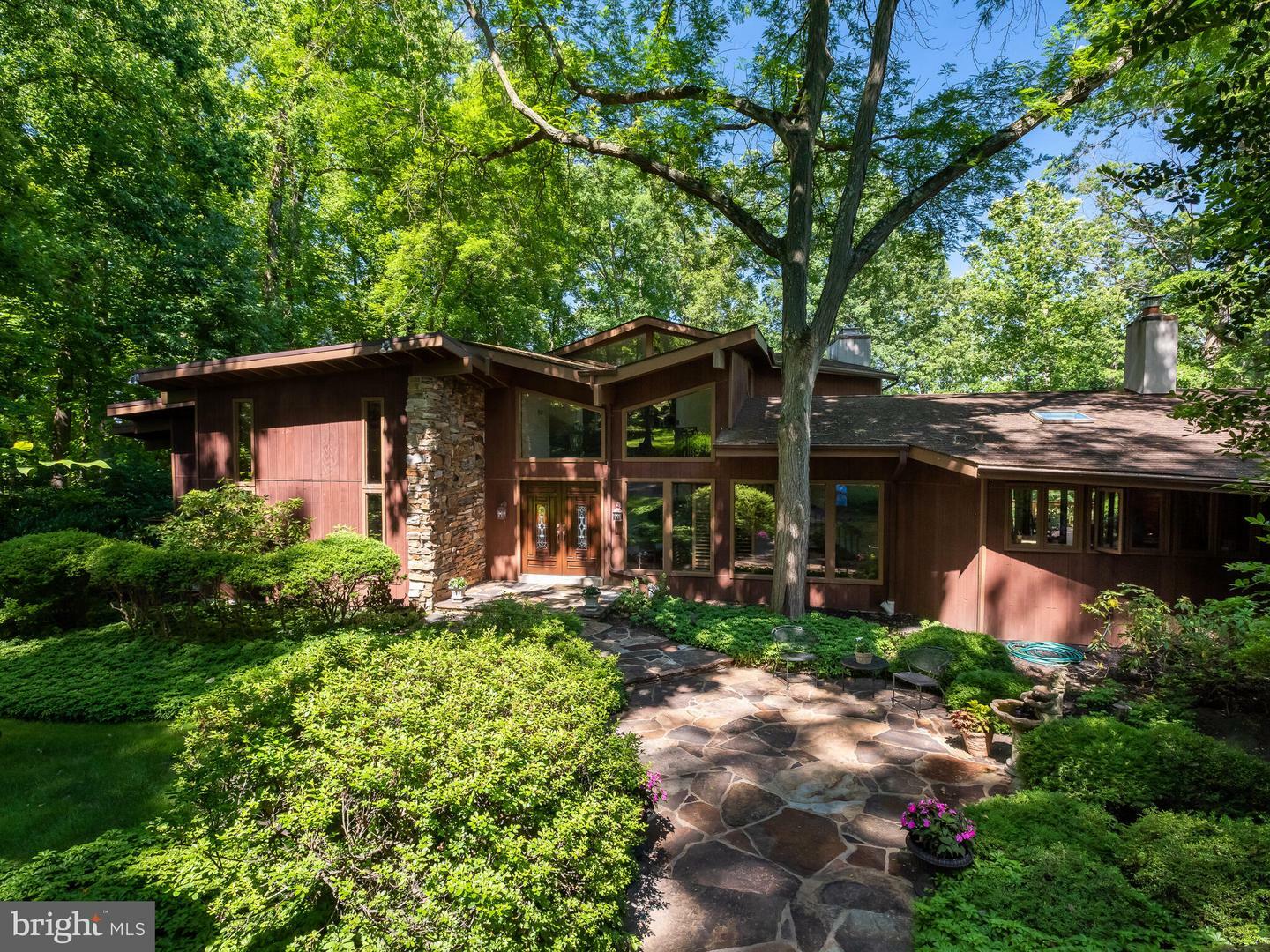 Property Photo: 2218 E Deerfield Drive PA 19063