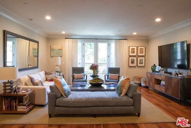 261  S Reeves Dr 204  Beverly Hills CA 90212 photo