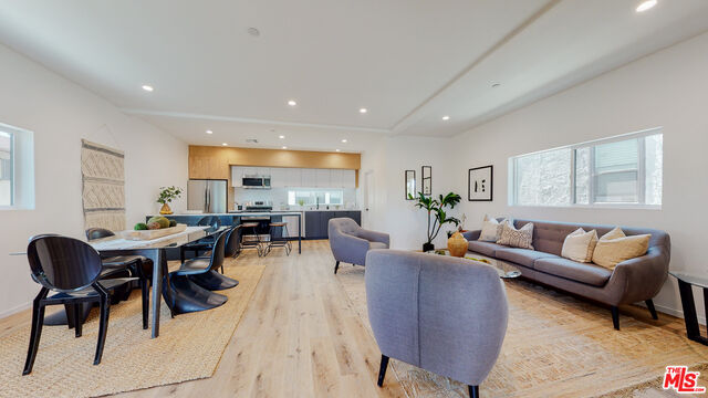 Property Photo:  2652  S Mansfield Ave  CA 90016 