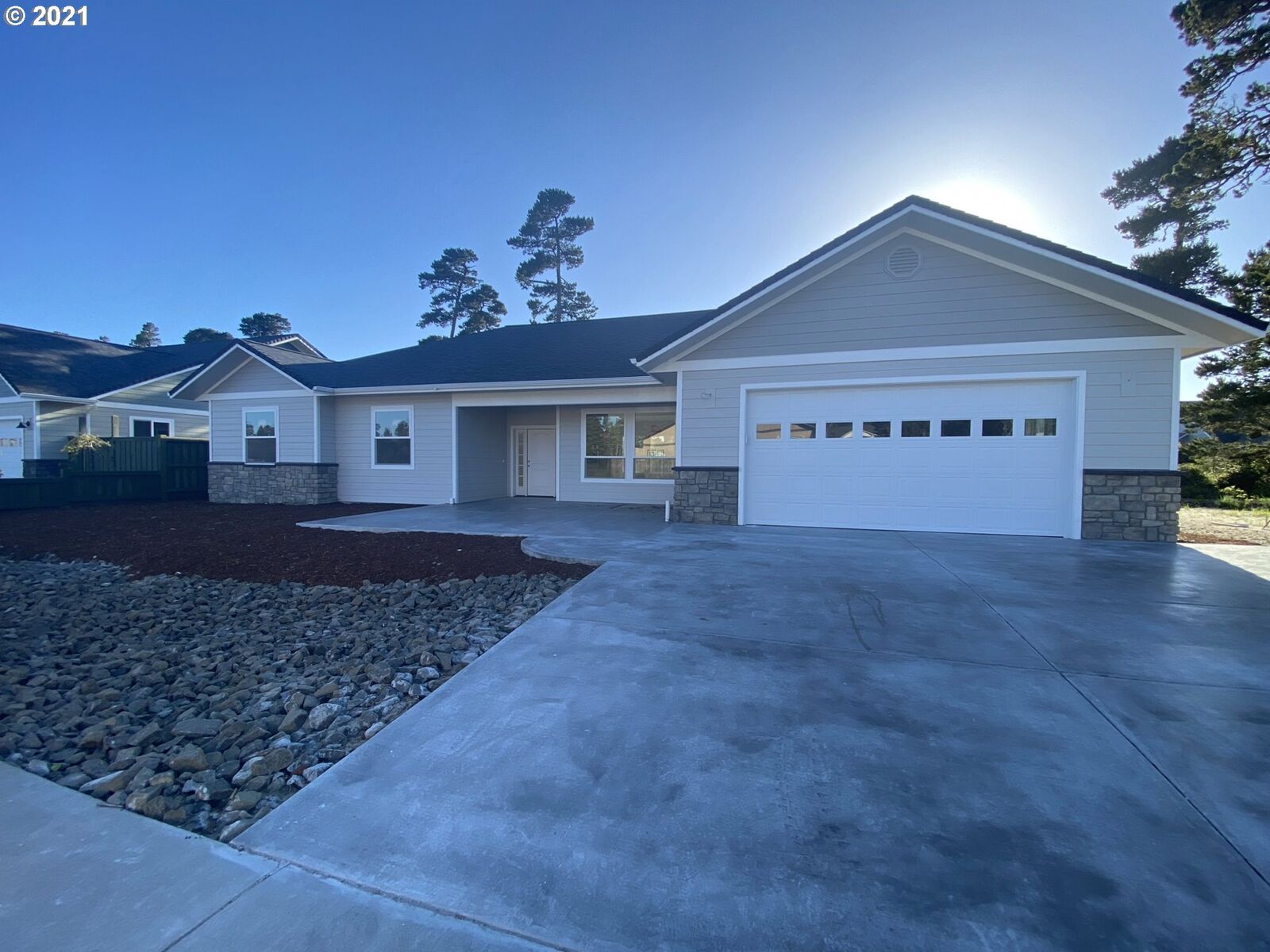 Property Photo: 4275 Caddington Ln OR 97439