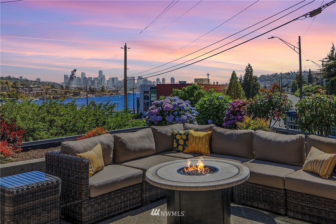 Property Photo:  3900 2nd Avenue NE 202  WA 98105 