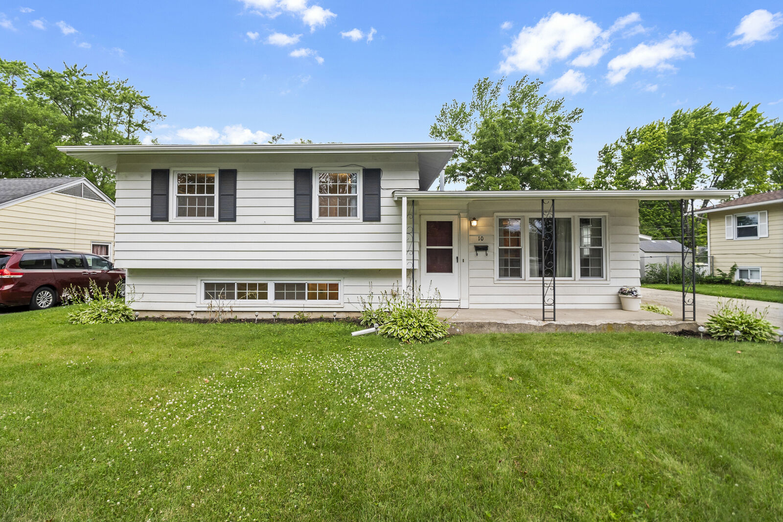 Property Photo:  10 Woodridge Road  IL 60538 