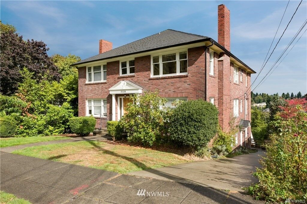 Property Photo: 5026 22nd Ave NE WA 98105