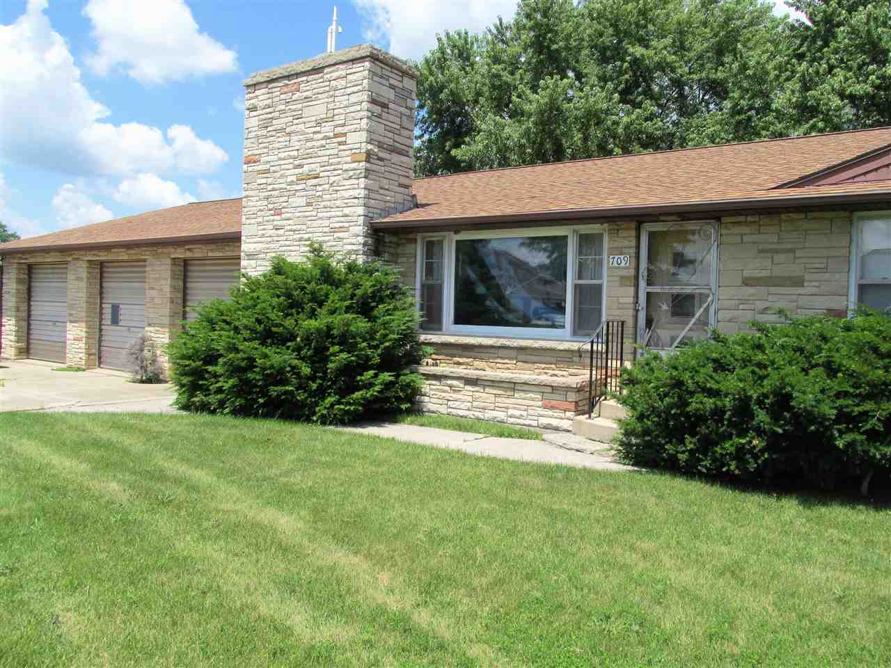 Property Photo:  709 W Scott Street  WI 54937-9359 