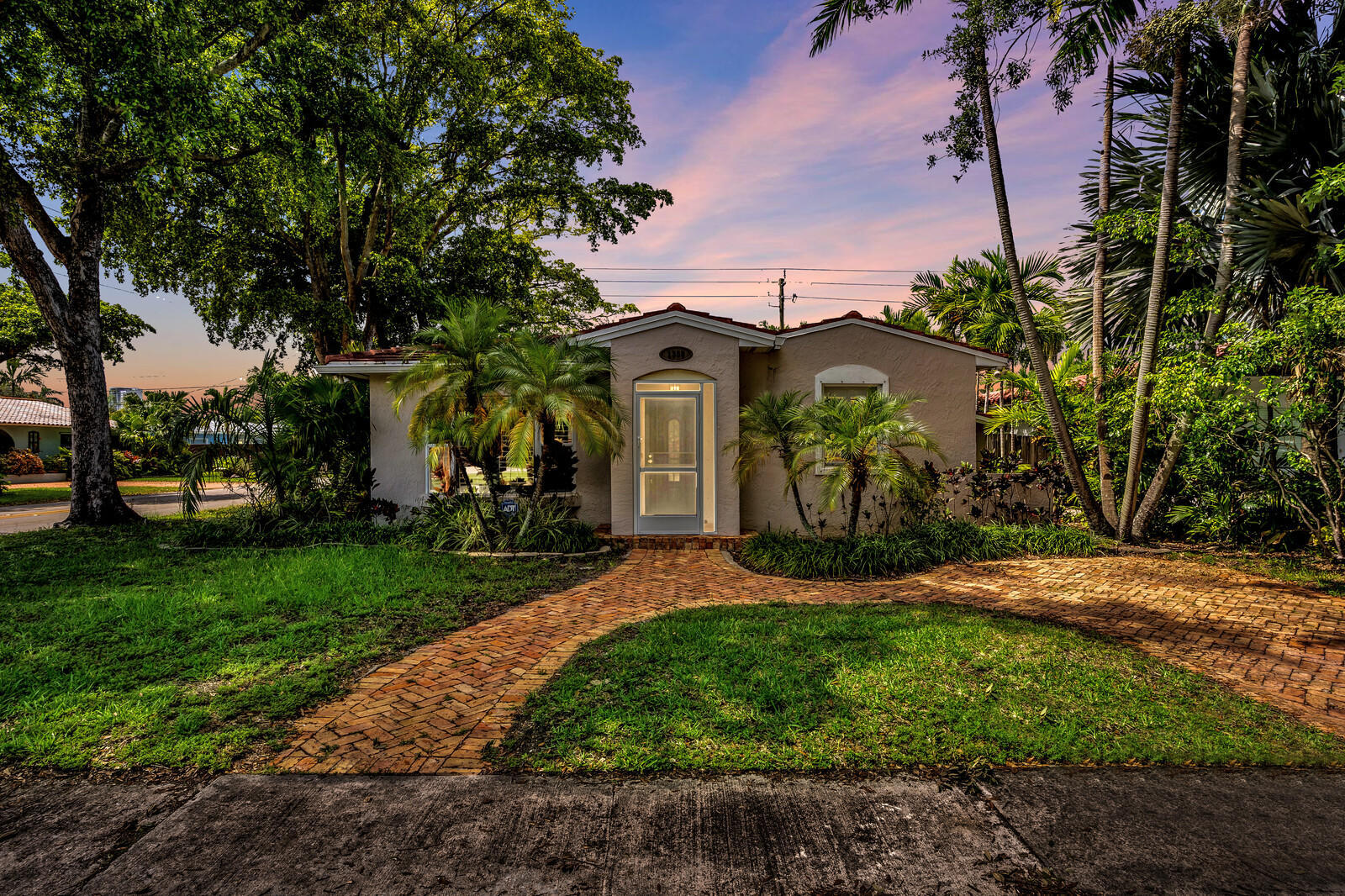 Property Photo:  1359 Washington Street  FL 33019 