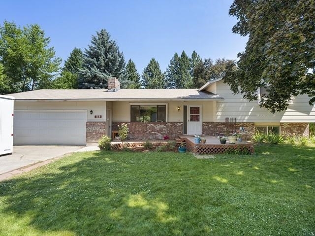 Property Photo: 612 E Roundtable Cir WA 99218