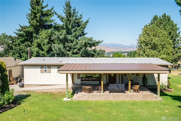 Property Photo:  3320 NW Cascade Ave  WA 98802 