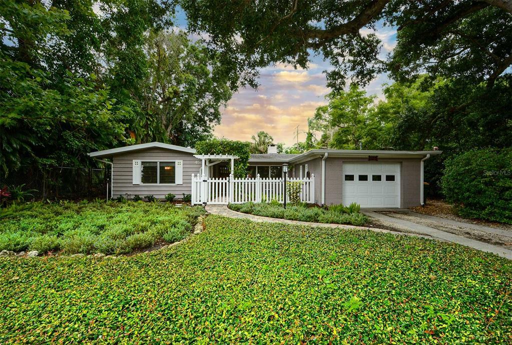 Property Photo:  458 Woodland Drive  FL 34234 