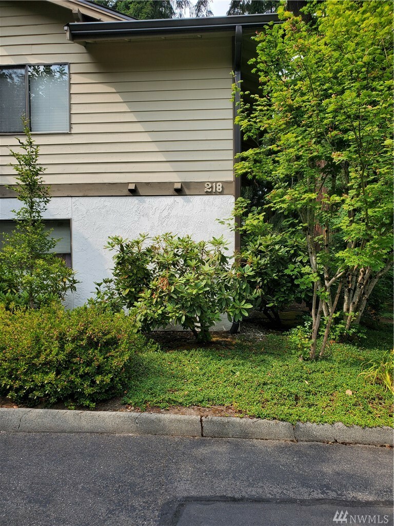 Property Photo:  218 NE Dogwood St A101  WA 98027 