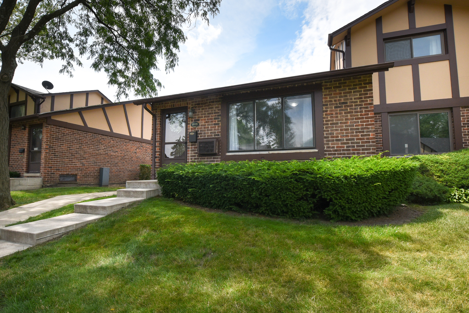 Property Photo:  1S136 Radford Lane  IL 60181 