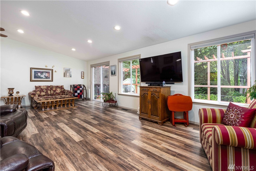 Property Photo: 6226 Alder Glen Dr SE WA 98513
