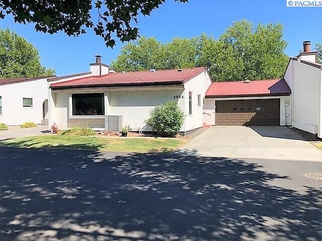 Property Photo: 2026 Weiskopf Court WA 99352