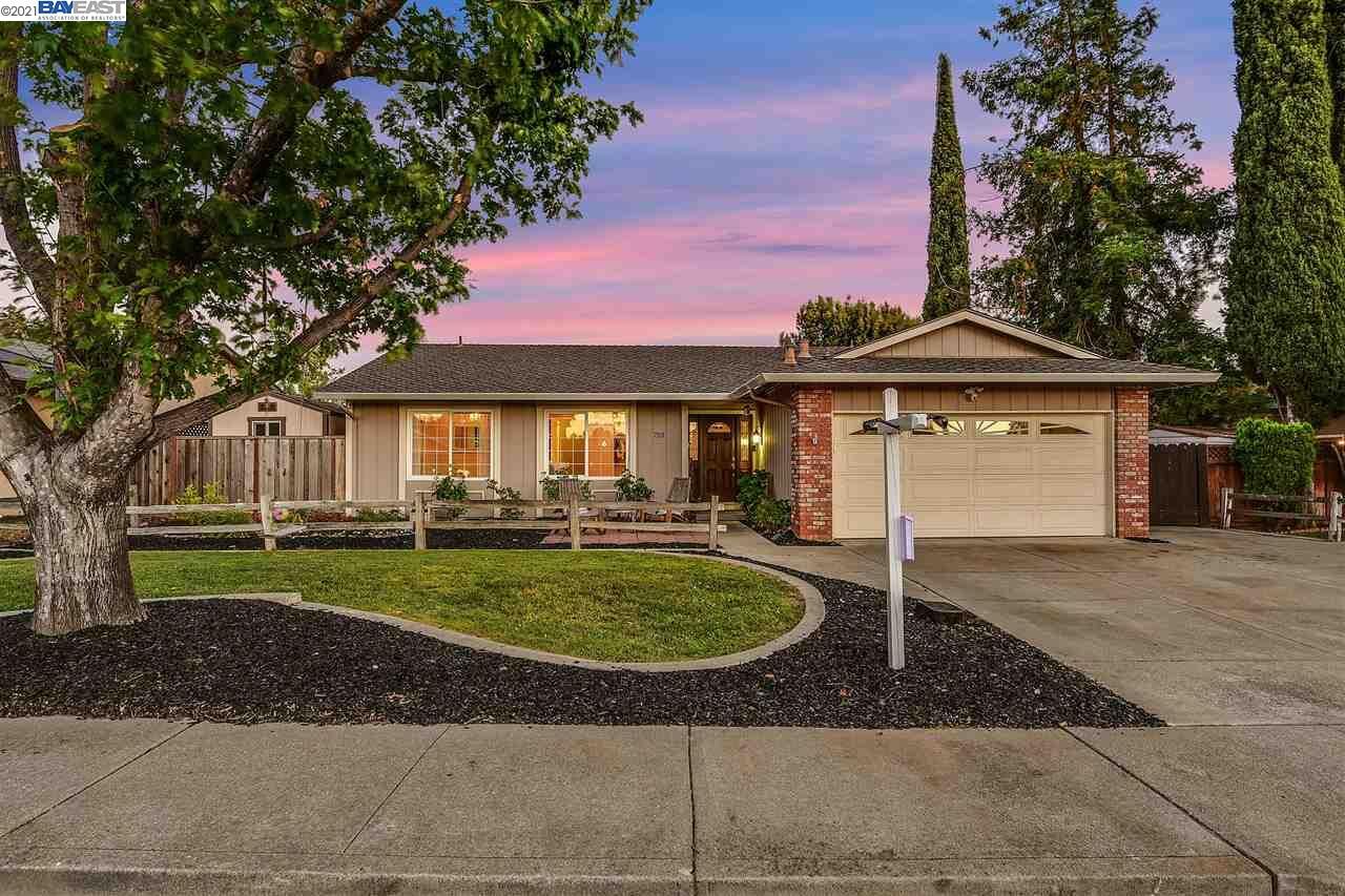 Property Photo:  733 Yolo Way  CA 94551 