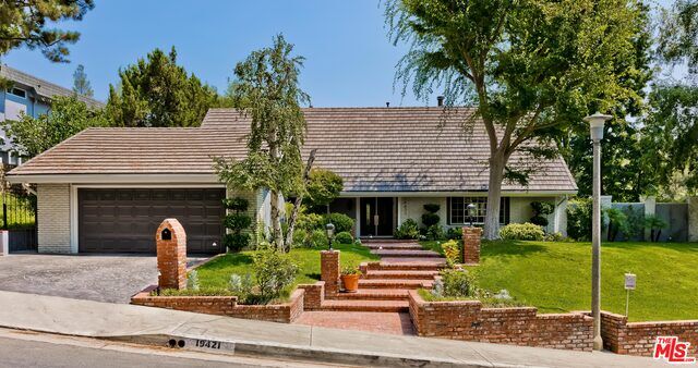 Property Photo: 19421 Greenbriar Dr CA 91356