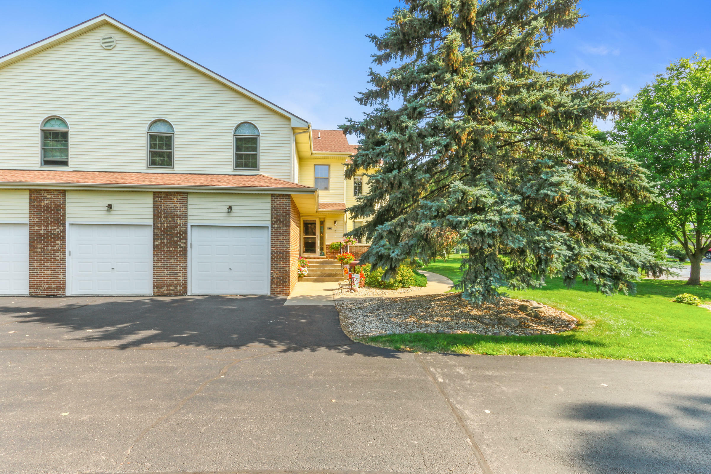 Property Photo:  102 Eagle Pointe Dr B  WI 53115 