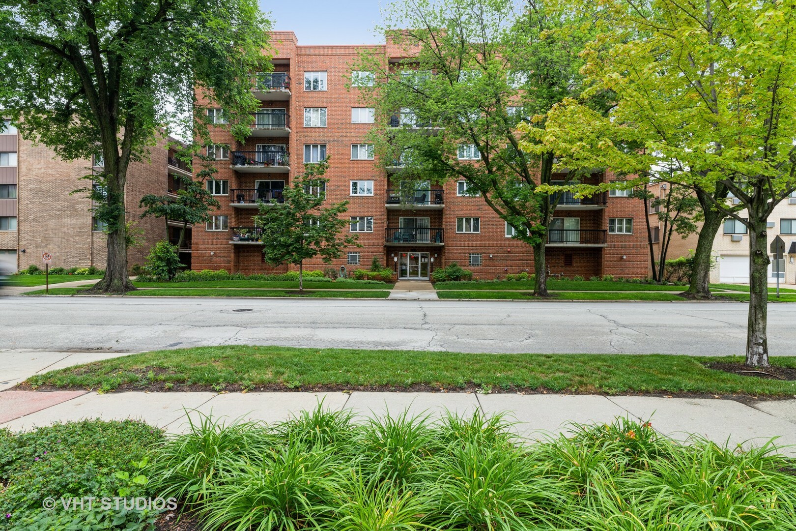 Property Photo:  820 Graceland Avenue 206  IL 60016 