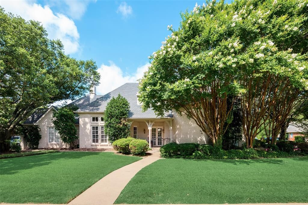 Property Photo: 2200 Tournament Trail TX 76017