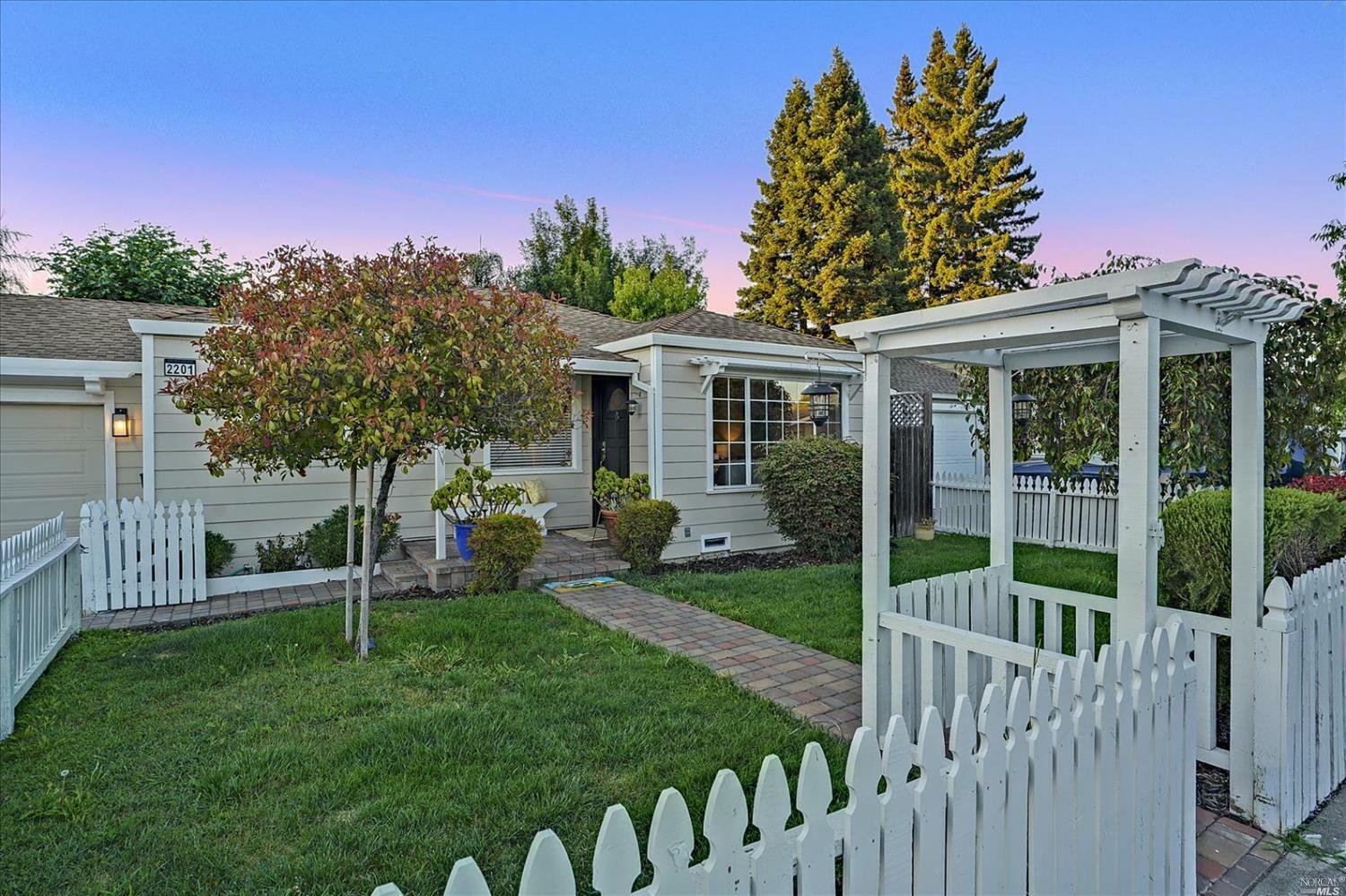 Property Photo:  2201 Sonoma Avenue  CA 95405 