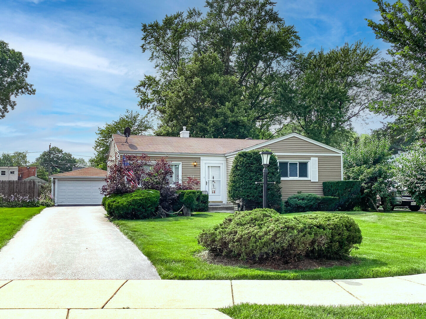 Property Photo:  638 N Vista Avenue  IL 60148 