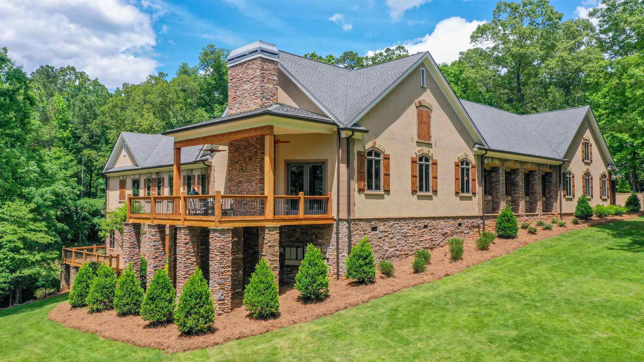Property Photo: 1011 Walton Way GA 30642