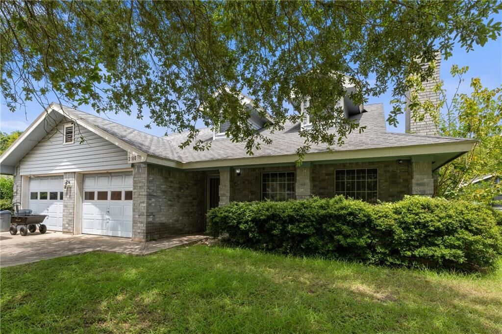 Property Photo:  2100 Lark Lane  TX 76574 