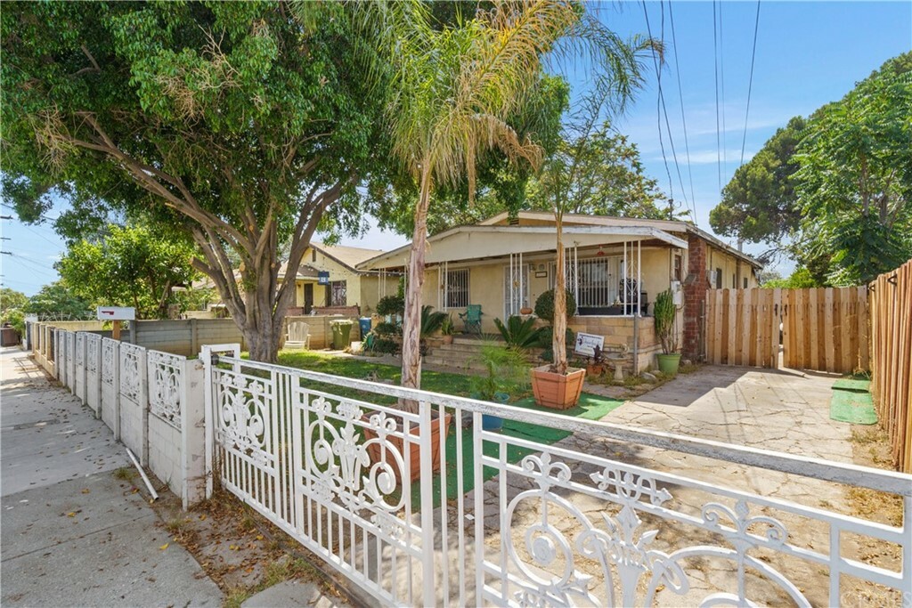 Property Photo:  339 S Arizona Avenue  CA 90022 