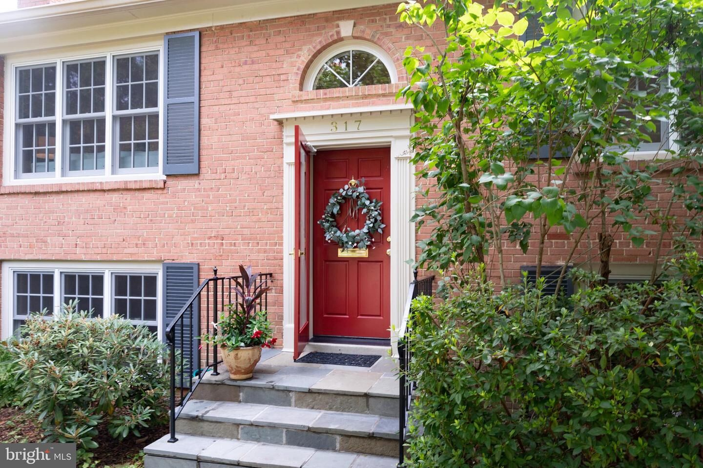 Property Photo:  317 Lamond Place  VA 22314 