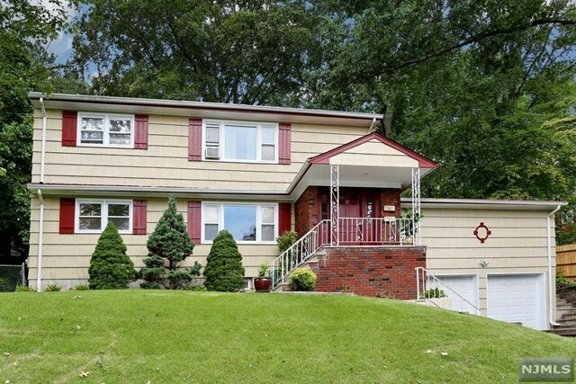 Property Photo:  22 Mountain Avenue  NJ 07675 