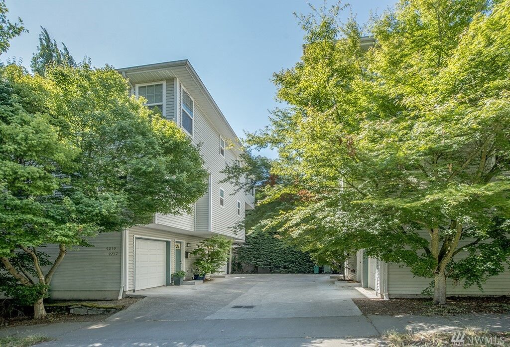 Property Photo:  9257 Interlake Ave N  WA 98103 