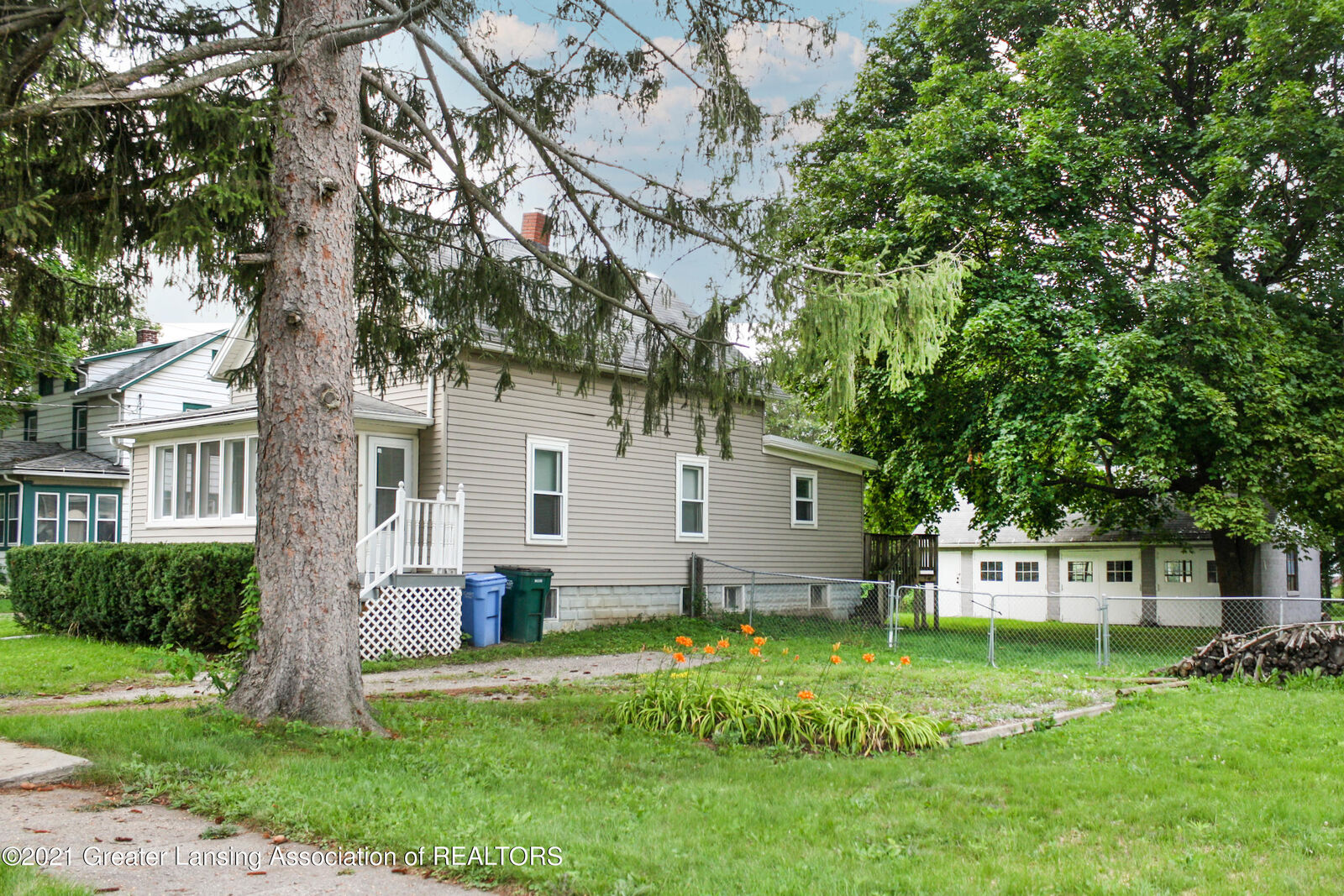 Property Photo: 416 W Hodge Avenue MI 48910