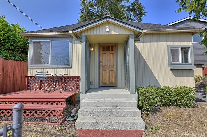 Property Photo:  704 E Marine View Dr  WA 98201 