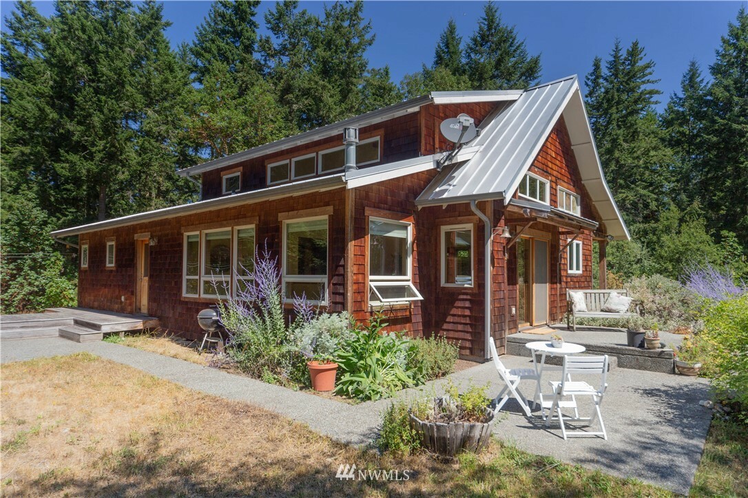 Property Photo:  942 Jolie Way  WA 98368 