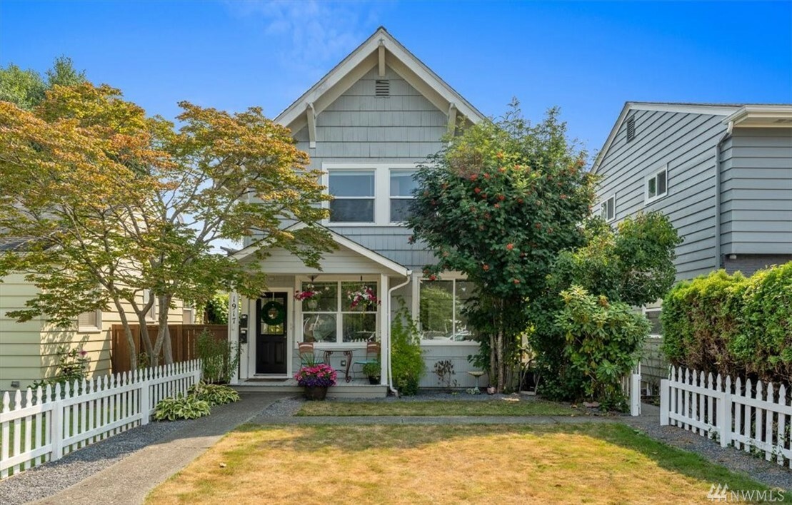Property Photo:  1917 Rucker Ave  WA 98201 