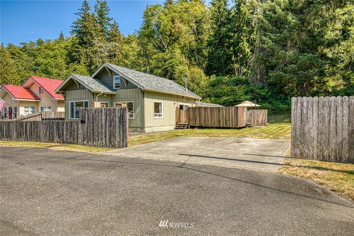 Property Photo:  326 Endresen  WA 98550 