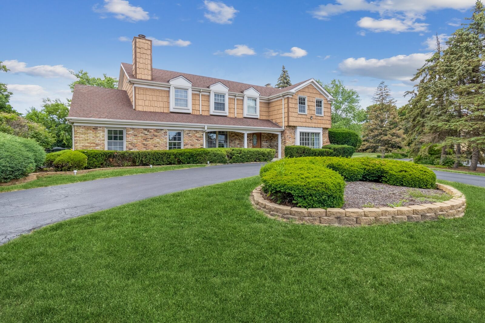 Property Photo: 8 Wyndham Court IL 60523