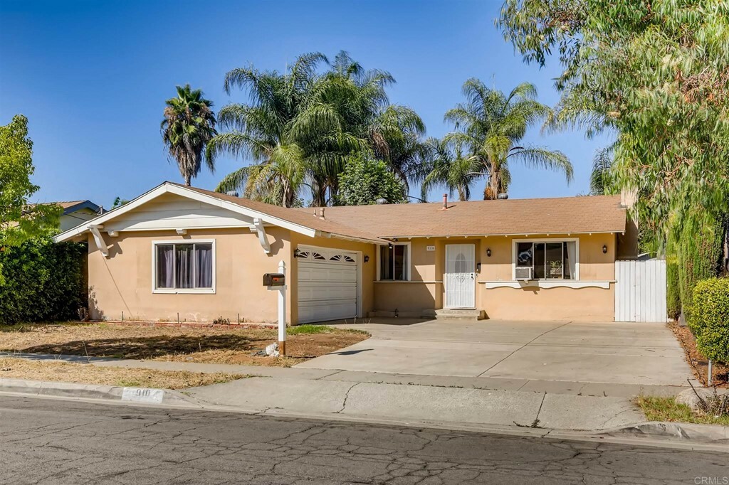 Property Photo:  910 Daisy Street  CA 92027 