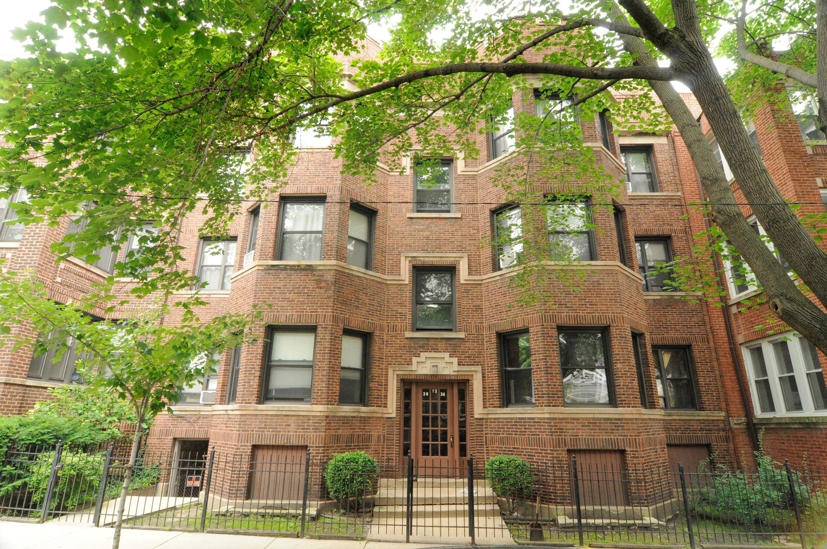 Property Photo: 1538 W Rosemont Avenue 1W IL 60660