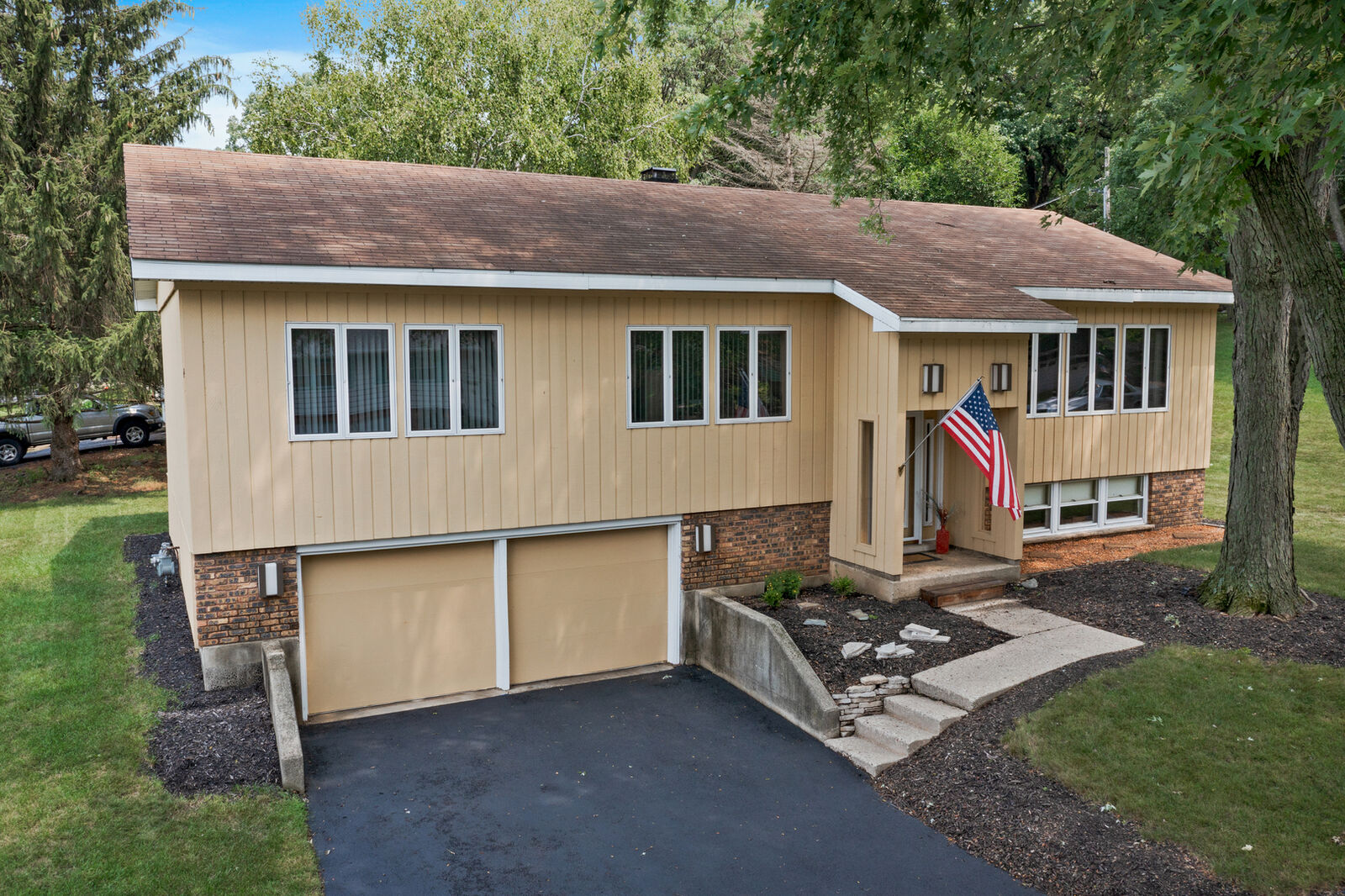 Property Photo: 123 Briarwood Avenue IL 60110